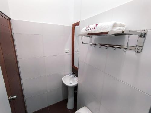 Phòng tắm tại HOTEL SAN JUAN, Tarapoto