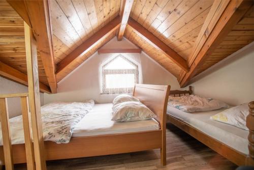 2 Etagenbetten in einem Zimmer mit Holzdecke in der Unterkunft Apartment Blidinje, Ranch Mikulic in Blidinje