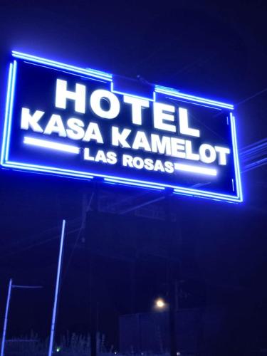 a sign for a hotel kaza karnott las rojas at Hotel Kasa Kamelot Las Rosas in Quetzaltenango