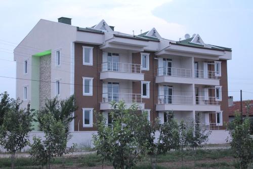 Bangunan di mana terletaknya aparthotel ini