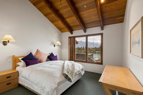 En eller flere senge i et værelse på Brunswick Lodge - Luxury - Central Queenstown