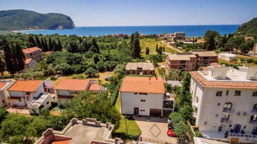 una vista aérea de una pequeña ciudad con casas en Apartments Viktorija, en Petrovac na Moru