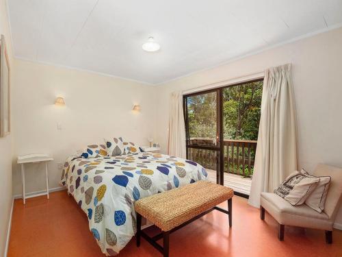 Ένα ή περισσότερα κρεβάτια σε δωμάτιο στο Matuku Hideaway - Taupo Holiday Home