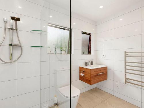 Ένα μπάνιο στο Matuku Hideaway - Taupo Holiday Home