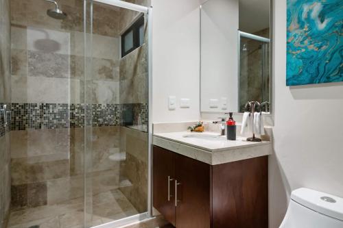 een badkamer met een wastafel en een douche bij Paramar Terra in Tulum