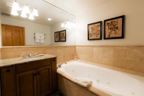 Ein Badezimmer in der Unterkunft Stein Eriksen Lodge Deer Valley