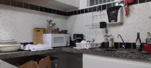 Η κουζίνα ή μικρή κουζίνα στο Flat Shopping Amarração