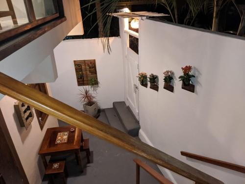 uma escada com vasos de plantas na parede em Casa da Cristina em Trancoso