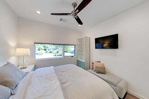 a bedroom with a bed and a ceiling fan at SoCo Eleganance in Austin