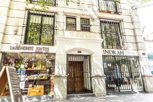 una tienda frente a un edificio con ventanas en Moderno departamento en pleno centro en Mendoza