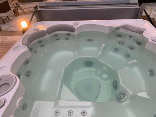 a jacuzzi bathtub with at Chez la Rose luxueuse cottage avec jacuzzi in Rouvres-la-Chétive