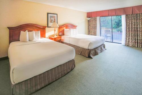 Ένα ή περισσότερα κρεβάτια σε δωμάτιο στο Red Lion Hotel Port Angeles Harbor