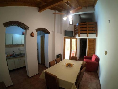 eine Küche und ein Esszimmer mit einem Tisch und Stühlen in der Unterkunft Departamento encantador en Maipú in Maipú