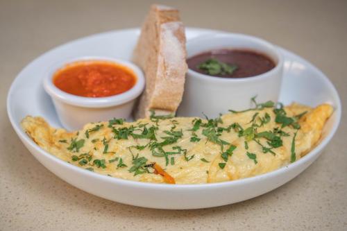 een bord met eten, inclusief een omelet en dipsaus bij Casa Bella Boutique Hotel in Antigua Guatemala