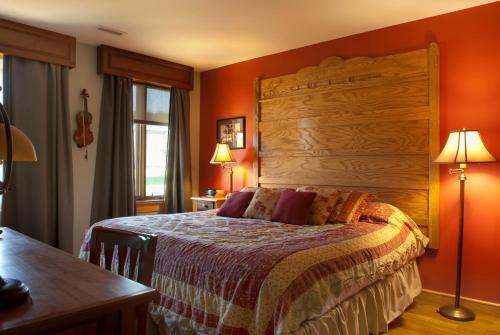 1 dormitorio con cama y cabecero de madera en Hotel Floyd, en Floyd