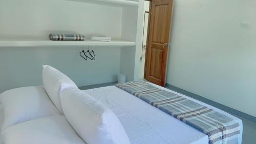 a white couch in a room with a shelf at Aloja-T en Apartamento amoblado 5 con balcón en Ciudad Bolivar in Ciudad Bolívar