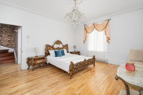 Una cama o camas en una habitación de Centennial 6-Bedroom Waterfront Palace Sleeps 14