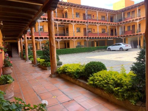 un patio de un edificio con un coche aparcado en él en Hotel Posada Don Ramon, en Zacatlán