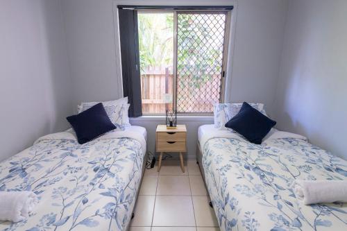 マークーラにあるMeraki Villaの窓のある部屋にベッドが2つある