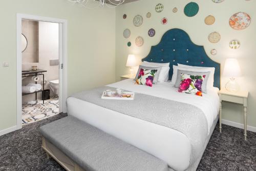 Ein Bett oder Betten in einem Zimmer der Unterkunft Hotel Indigo Krakow - Old Town by IHG