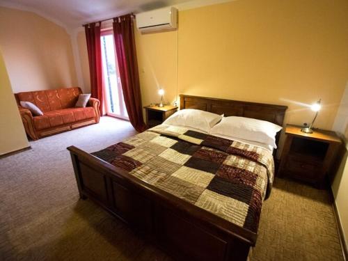 sypialnia z dużym łóżkiem i kanapą w obiekcie Villa in Starigrad near Paklenica National Park w mieście Starigrad-Paklenica