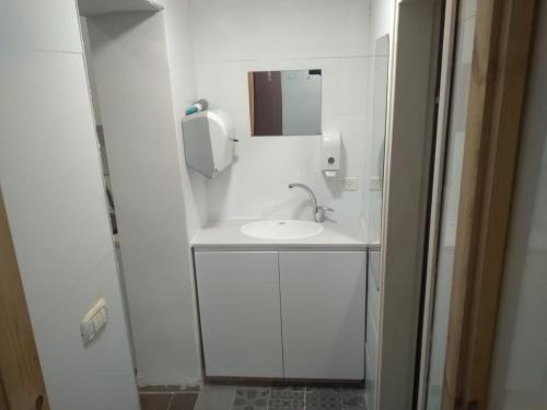 A bathroom at BenGurion 25 Apartment