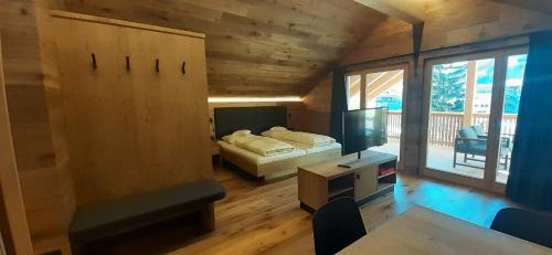 - une chambre avec un lit et un bureau dans l'établissement Editlodge "Dessura", à Badia