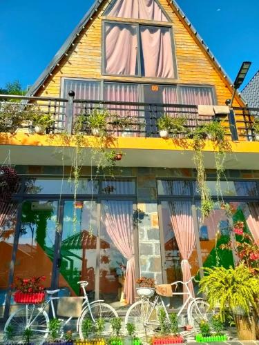 a house with two bikes parked outside of it at Sa Mộc House Tam Đảo - Venuestay in Vĩnh Phúc