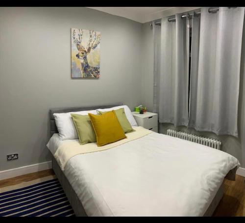 מיטה או מיטות בחדר ב-Charming 2 bedrooms Flat in Plumstead