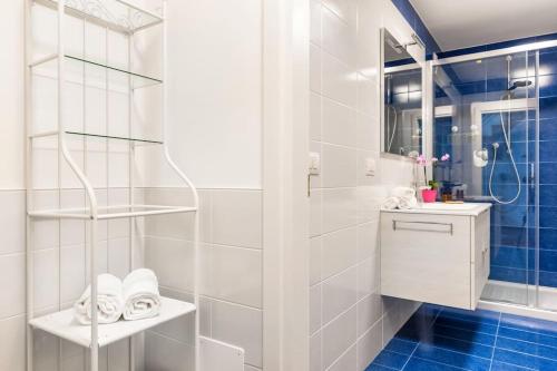 Guggenheim Luxury Suites By Bricola Apartments في البندقية: حمام أبيض مع دش ومغسلة