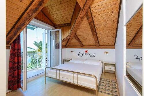 Posteľ alebo postele v izbe v ubytovaní Apartment with the most beautiful sea view in Dubrovnik - family friendly
