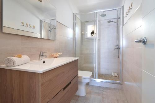Kylpyhuone majoituspaikassa APARTMENT SES BAULES