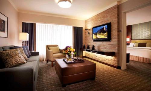 Una televisión o centro de entretenimiento en Holiday Inn Singapore Orchard City Centre by IHG