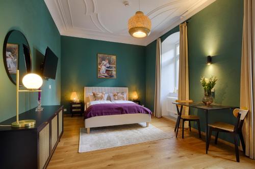 ein Schlafzimmer mit einem lila Bett und grünen Wänden in der Unterkunft Grimm's Schlossapartments Würzburg - by homekeepers in Würzburg