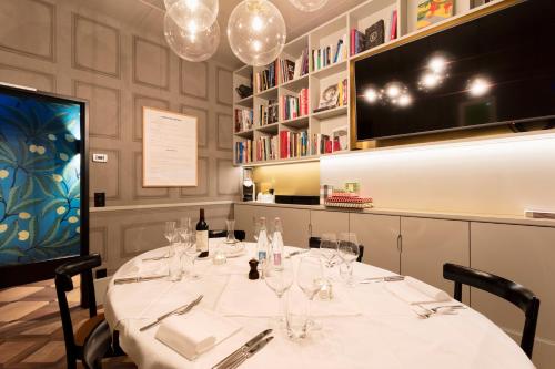 Boutique & Art Hotel Helvetiaにあるテレビまたはエンターテインメントセンター