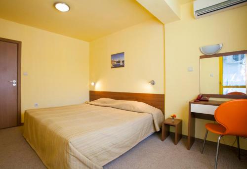 Un pat sau paturi într-o cameră la Strandzha Hotel - Free Parking