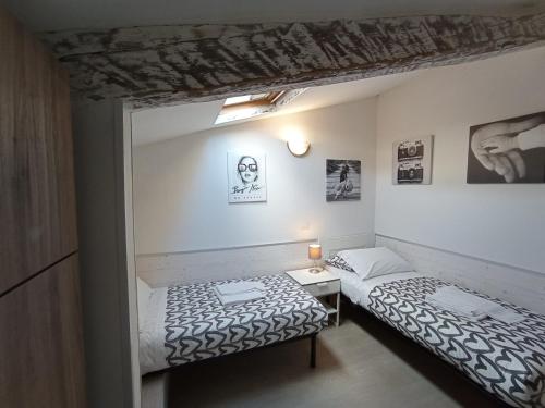 Cette chambre comprend deux lits. dans l'établissement Rori Apartment, à Florence