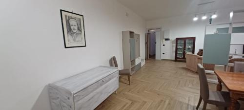 sala de estar con mesa de madera y pared blanca en La Corte Dell'orologio, en Trepuzzi