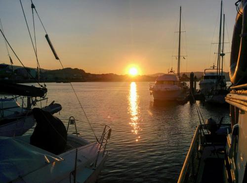 Východ nebo západ slunce při pohledu z ubytování na lodi nebo okolí