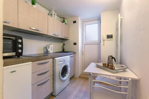kuchnia z pralką i pralką w obiekcie Bolognina Fair Functional Apartment w Bolonii