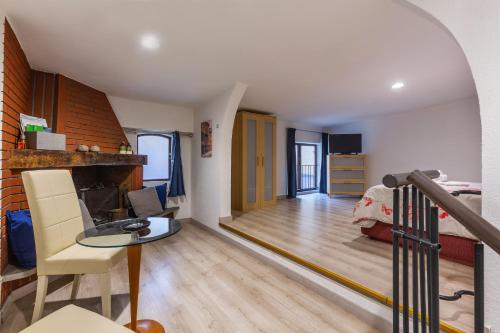 salon ze schodami oraz pokój z kominkiem w obiekcie Bolognina Fair Functional Apartment w Bolonii