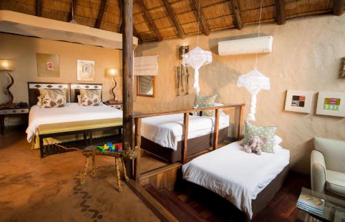 เตียงในห้องที่ Lukimbi Safari Lodge