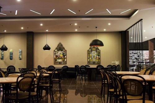 Hotel Eastern Bojonegoro tesisinde bir restoran veya yemek mekanı