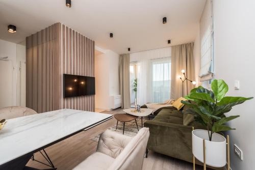 Postel nebo postele na pokoji v ubytování Green Sky Luxury Penthouse Apartment