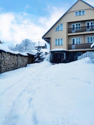 Verkhne-StudënyyにあるНезабудкаの家の前に雪が積もっている家