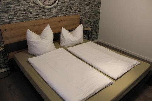 2 almohadas blancas en una cama en una habitación en Appartement Luna, en Ruppach-Goldhausen