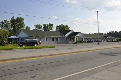 a truck parked in front of a row of houses at Motel les Pignons Verts in Gatineau