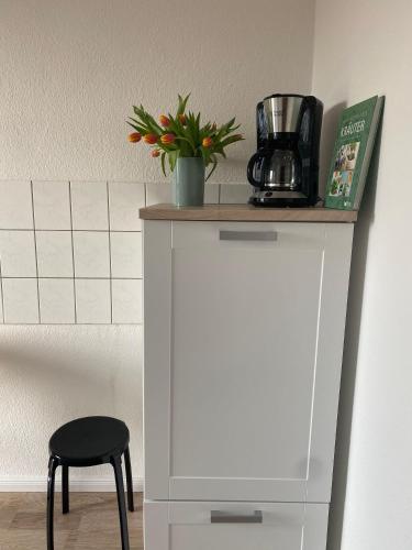 a counter with a chair and a coffee maker on it at Sachsenhoehe in Leisnig