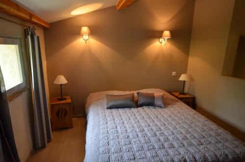 Tempat tidur dalam kamar di Les Maisons De Chante Oiseau
