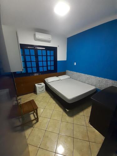 Cama o camas de una habitación en Portaria e circulação de hóspedes só até 23 horas - Reabre às 5 horas - Pousada Bem-te-vi Tompell